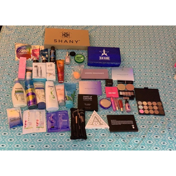 The Ultimate Makeup Addict Bundle - Picture 7 of 8